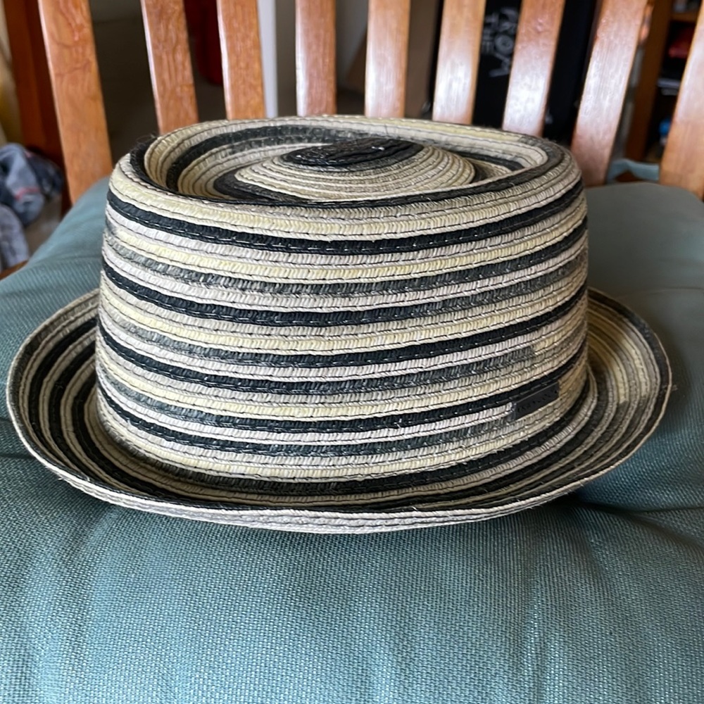 Women’s Kangol pork pie woven hat. Size small. Great condition!